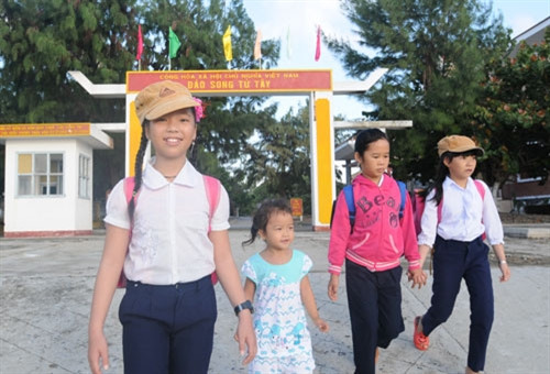 Các thế hệ nối tiếp nhau sinh sống trên hòn đảo thanh bình