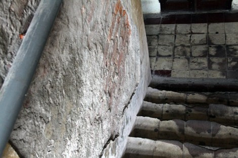 Bậc lên cầu thang sứt sẹo, chỗ lồi chỗ lõm khiến cho việc đi lại của người dân sống trong khu tập thể này gặp nhiều khó khăn