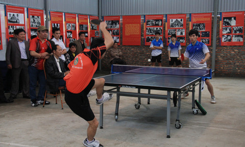 Ban quản lý di tích ATK Định Hóa cũng phối hợp với Liên đoàn bóng bàn tỉnh Thái Nguyên tổ chức giải bóng bàn chào mừng lễ hội. Ảnh: Trường Phong