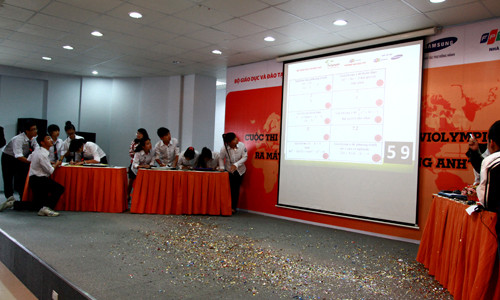 Khối THPT, đội tuyển trường Thạch Thất, Hai Bà Trưng và FPT (TP. Hà Nội) thi tài trong phần thi “Cặp bằng nhau” và “Đỉnh núi trí tuệ”.