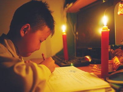 Những cảnh mất điện như thế này sẽ còn tái diễn dù giá điện liên tục tăng cao	Ảnh: Xuân Phú