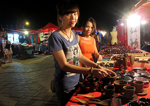 Nhiều món đồ lưu niệm được làm bằng đồng, bạc ở chợ đêm thu hút người mua