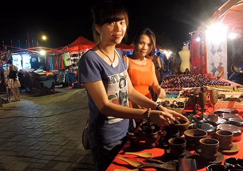 Nhiều món đồ lưu niệm được làm bằng đồng, bạc ở chợ đêm thu hút người mua