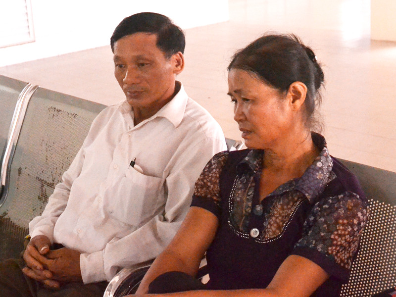 Bố mẹ của nạn nhân Hằng đau buồn vì sự việc đáng tiến vừa xảy ra. Bố mẹ của nạn nhân Hằng đau buồn vì sự việc đáng tiến vừa xảy ra