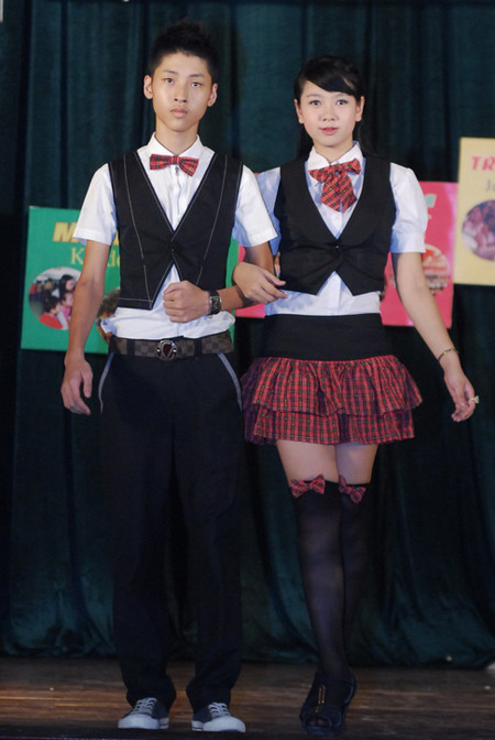 Trẻ trung trong đồng phục học sinh