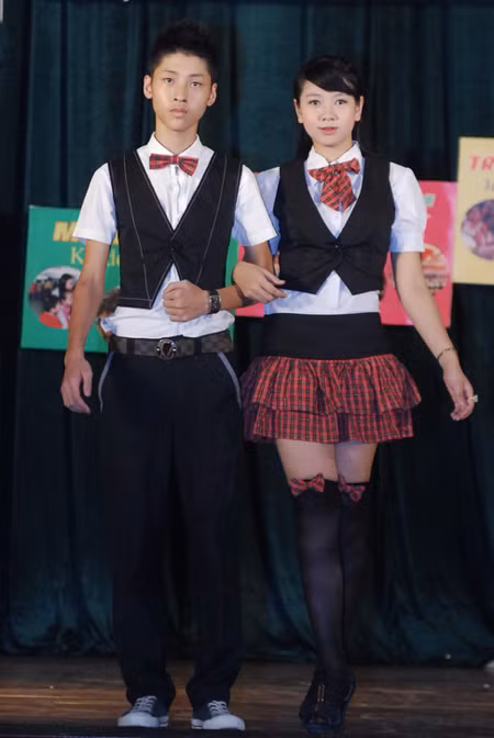 Trẻ trung trong đồng phục học sinh