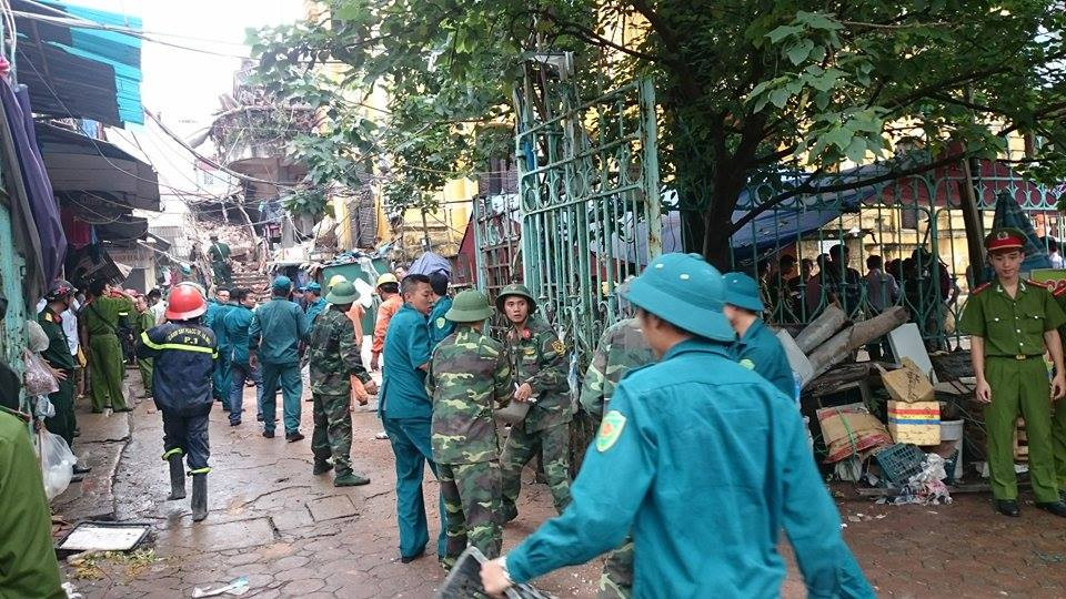 Sập nhà cũ ở Hà Nội, hai người tử vong dưới đống đổ nát ảnh 40