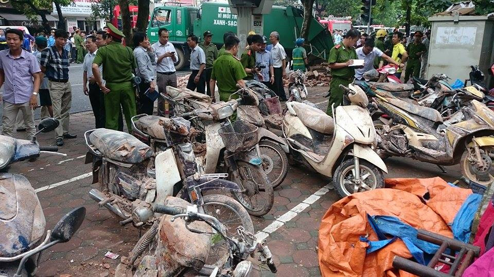 Sập nhà cũ ở Hà Nội, hai người tử vong dưới đống đổ nát ảnh 29