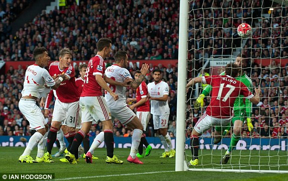 M.U vs Liverpool (3-1): Tân binh 19 tuổi 'mở tài khoản' ảnh 5