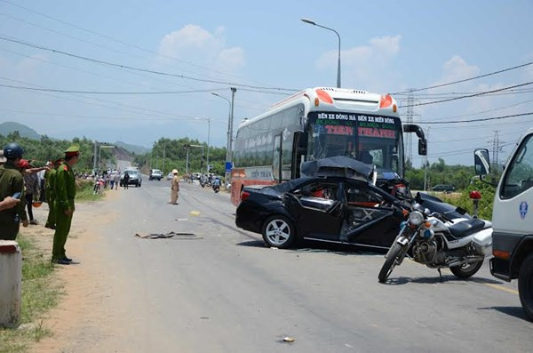 Lạnh người với hiện trường xe khách đâm nát Camry tại Đà Nẵng ảnh 6