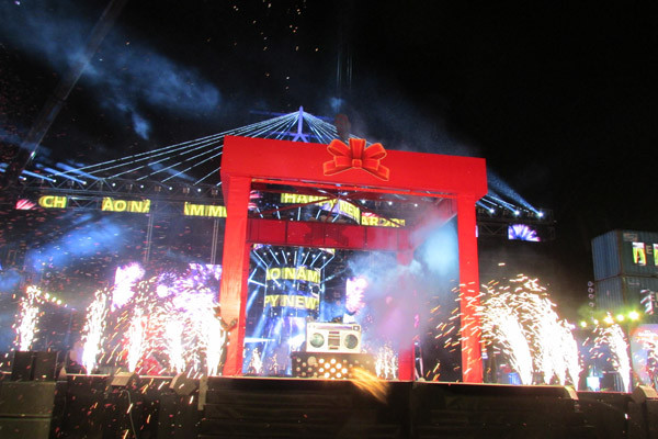 Rực sáng pháo hoa chào mừng năm mới 2015 ảnh 3