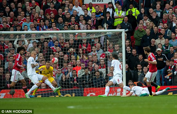 M.U vs Liverpool (3-1): Tân binh 19 tuổi 'mở tài khoản' ảnh 6