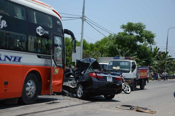 Lạnh người với hiện trường xe khách đâm nát Camry tại Đà Nẵng ảnh 5