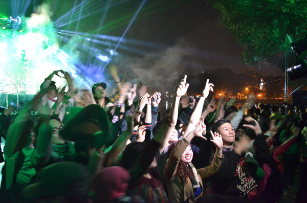 Rực sáng pháo hoa chào mừng năm mới 2015 ảnh 1