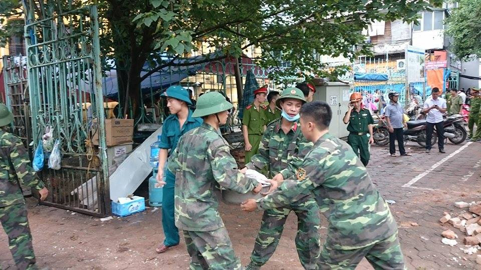 Sập nhà cũ ở Hà Nội, hai người tử vong dưới đống đổ nát ảnh 41