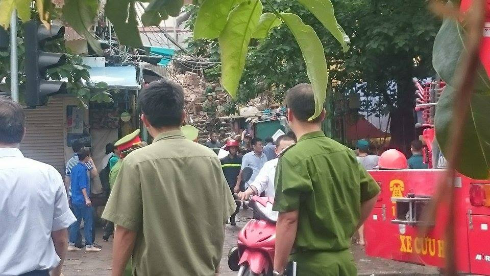 Sập nhà cũ ở Hà Nội, hai người tử vong dưới đống đổ nát ảnh 45