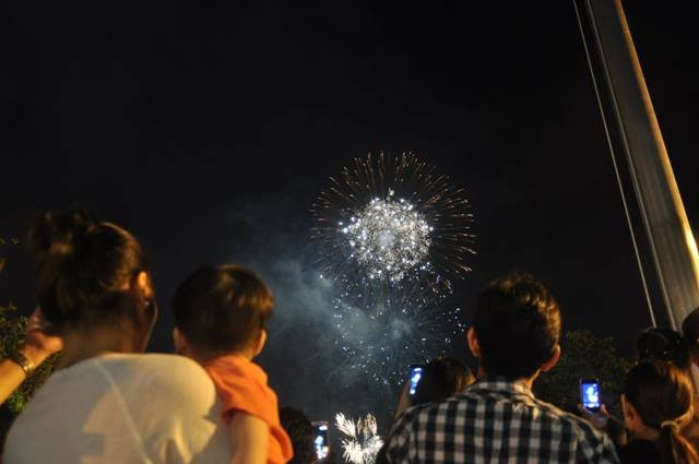 Pháo hoa rực sáng mừng Tết Độc lập ảnh 2