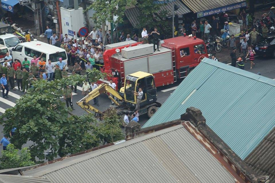 Sập nhà cũ ở Hà Nội, hai người tử vong dưới đống đổ nát ảnh 30