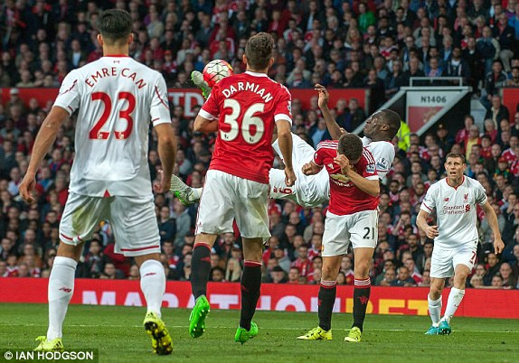 M.U vs Liverpool (3-1): Tân binh 19 tuổi 'mở tài khoản' ảnh 4