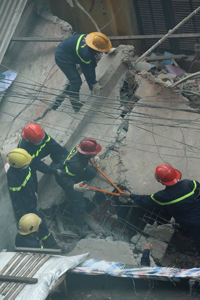 Sập nhà cũ ở Hà Nội, hai người tử vong dưới đống đổ nát ảnh 13