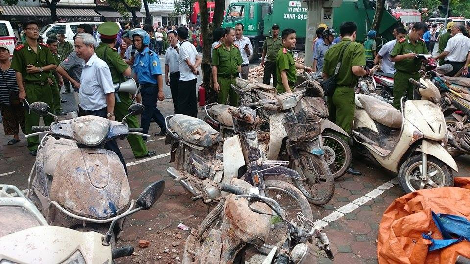 Sập nhà cũ ở Hà Nội, hai người tử vong dưới đống đổ nát ảnh 26