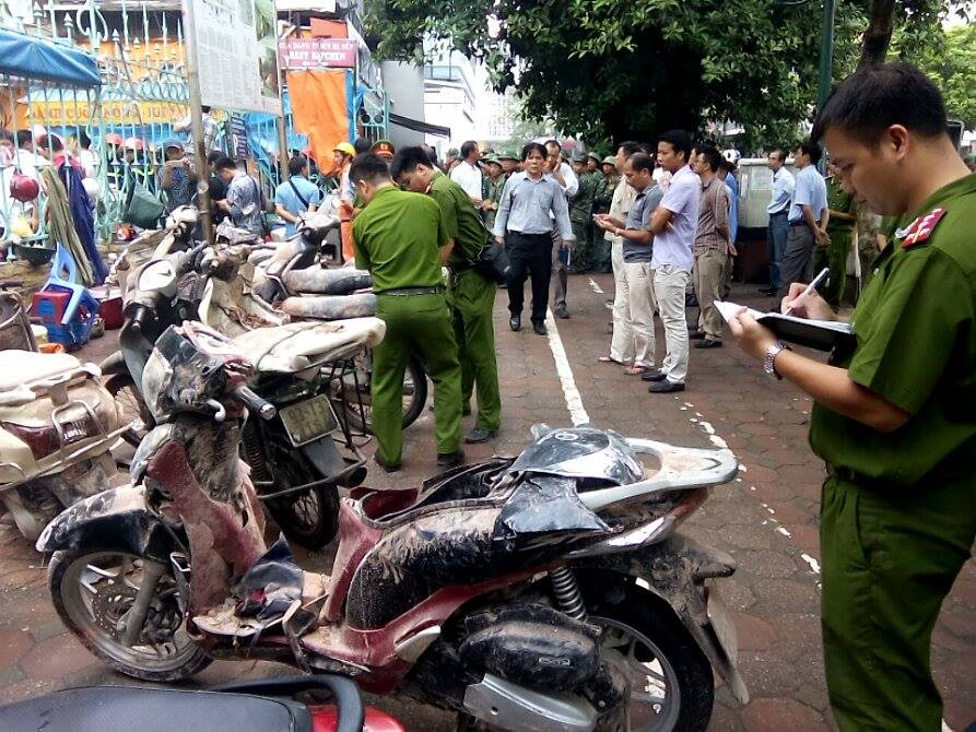 Sập nhà cũ ở Hà Nội, hai người tử vong dưới đống đổ nát ảnh 28