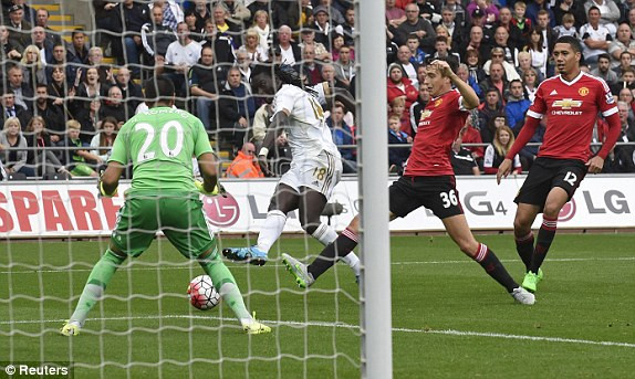 M.U thêm một lần cúi đầu trước 'Thiên Nga' ảnh 10