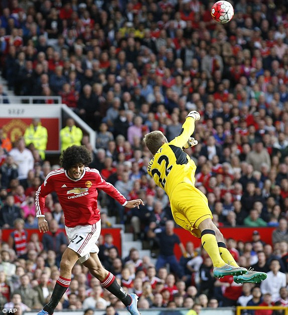 M.U vs Liverpool (3-1): Tân binh 19 tuổi 'mở tài khoản' ảnh 7