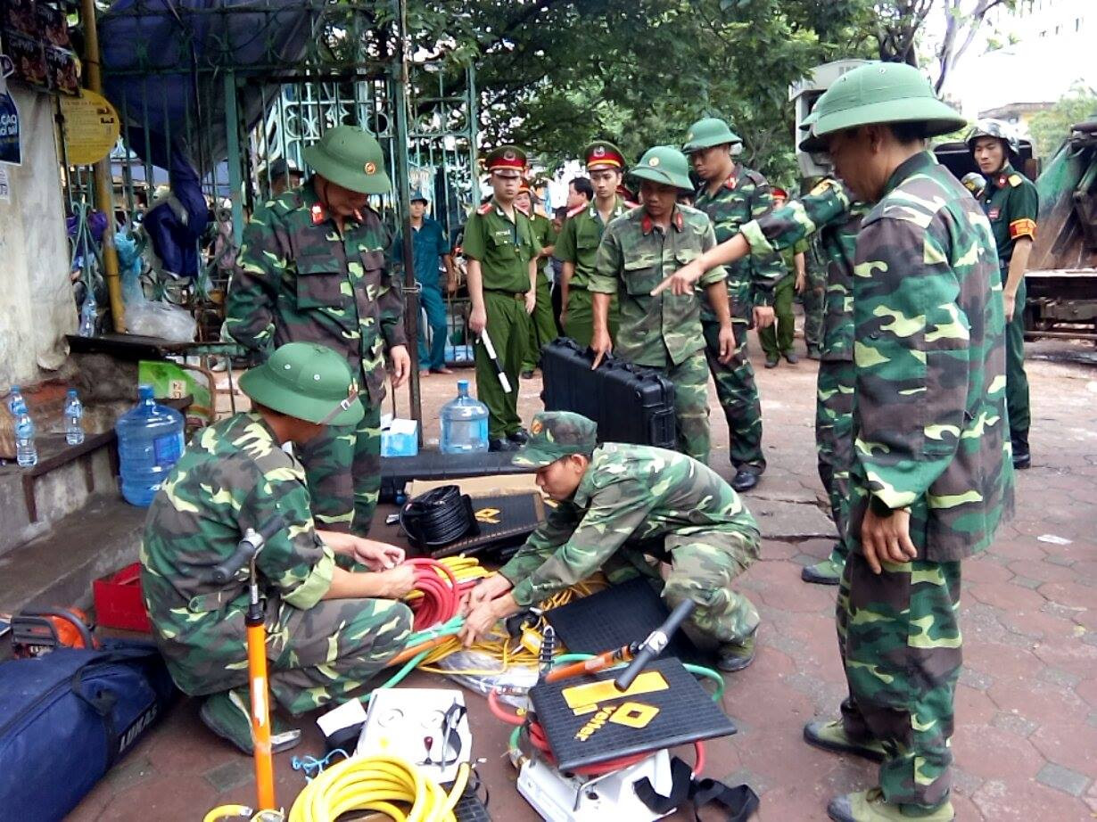 Sập nhà cũ ở Hà Nội, hai người tử vong dưới đống đổ nát ảnh 34