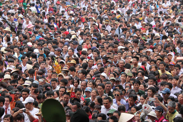 [ẢNH] Thót tim với cảnh vượt rào thép leo núi lên Đền Hùng ảnh 2