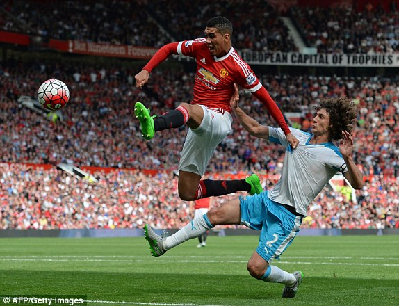 Hàng công kém duyên, 'Quỷ đỏ' chia điểm ảnh 2