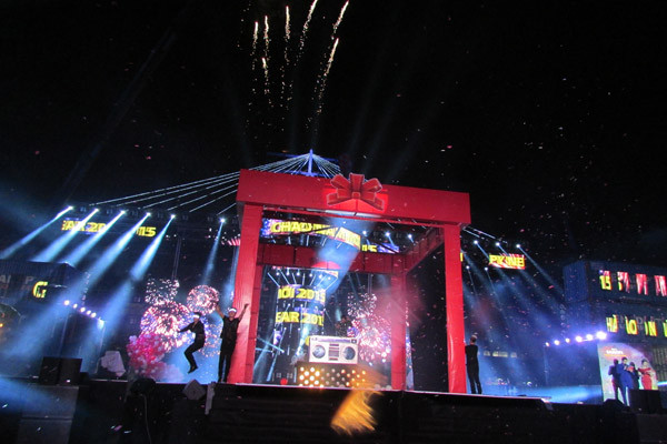 Rực sáng pháo hoa chào mừng năm mới 2015 ảnh 4