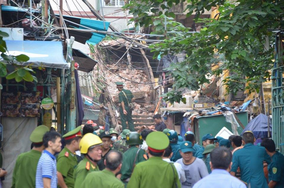 Sập nhà cũ ở Hà Nội, hai người tử vong dưới đống đổ nát ảnh 39