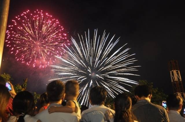 Pháo hoa rực sáng mừng Tết Độc lập ảnh 1