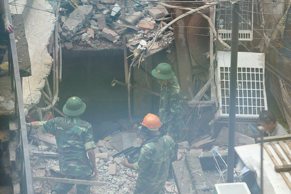 Sập nhà cũ ở Hà Nội, hai người tử vong dưới đống đổ nát ảnh 7