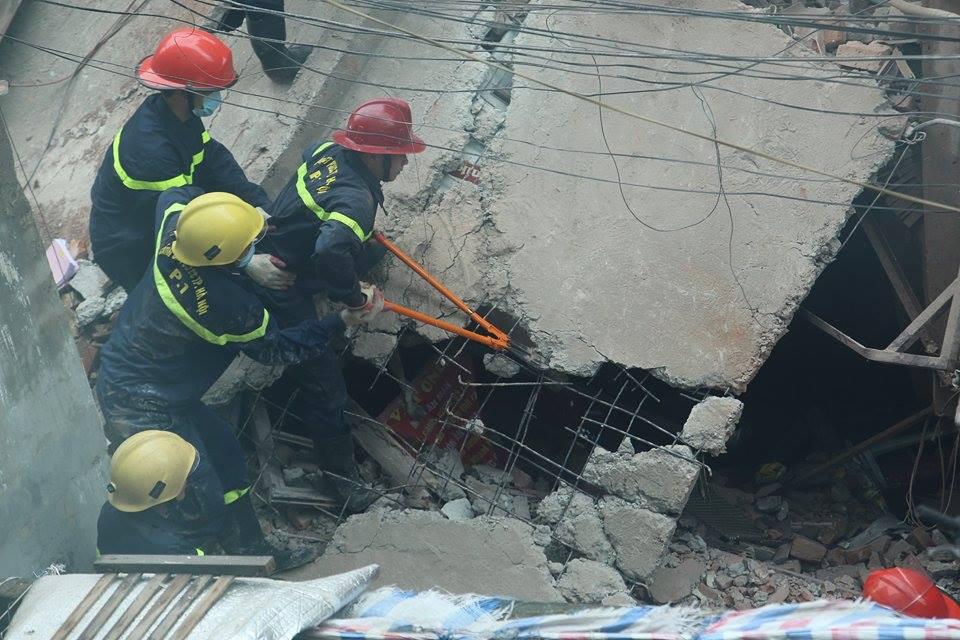 Sập nhà cũ ở Hà Nội, hai người tử vong dưới đống đổ nát ảnh 11