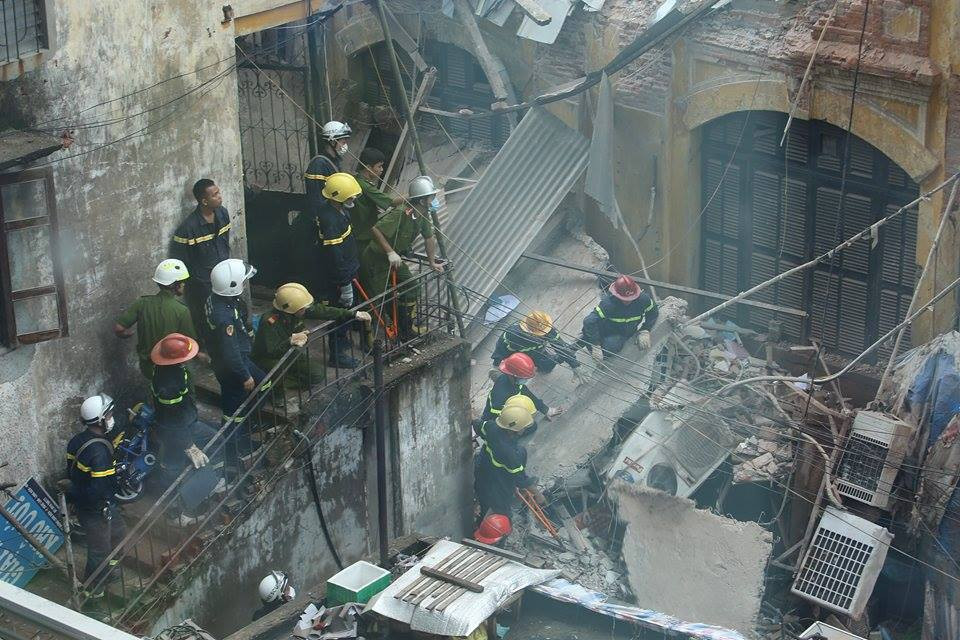 Sập nhà cũ ở Hà Nội, hai người tử vong dưới đống đổ nát ảnh 12
