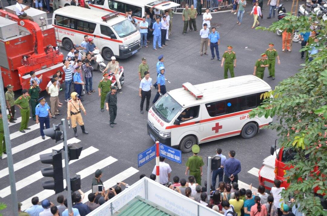 Sập nhà cũ ở Hà Nội, hai người tử vong dưới đống đổ nát ảnh 33