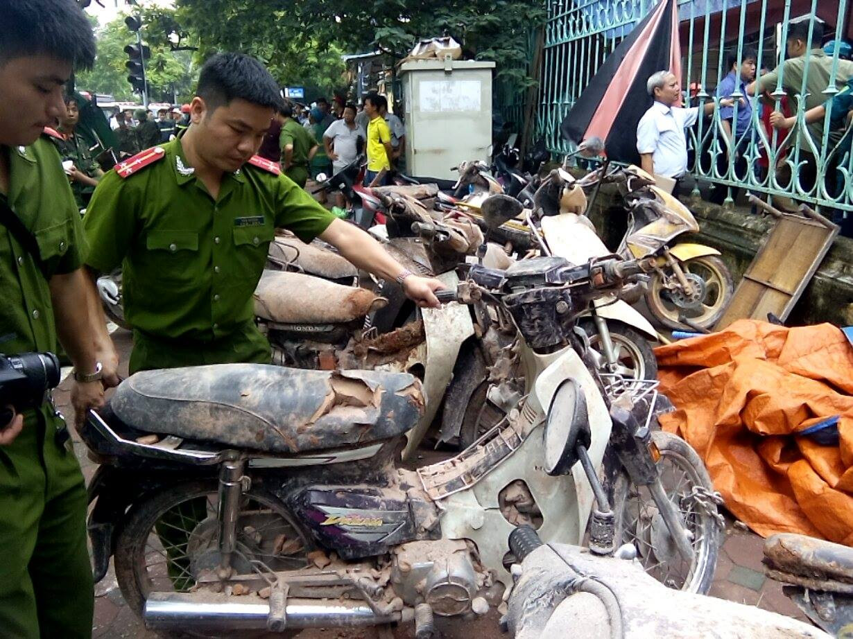 Sập nhà cũ ở Hà Nội, hai người tử vong dưới đống đổ nát ảnh 27