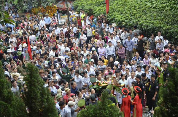 [ẢNH] Thót tim với cảnh vượt rào thép leo núi lên Đền Hùng ảnh 1