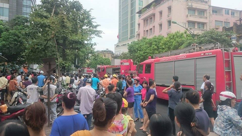 Sập nhà cũ ở Hà Nội, hai người tử vong dưới đống đổ nát ảnh 47