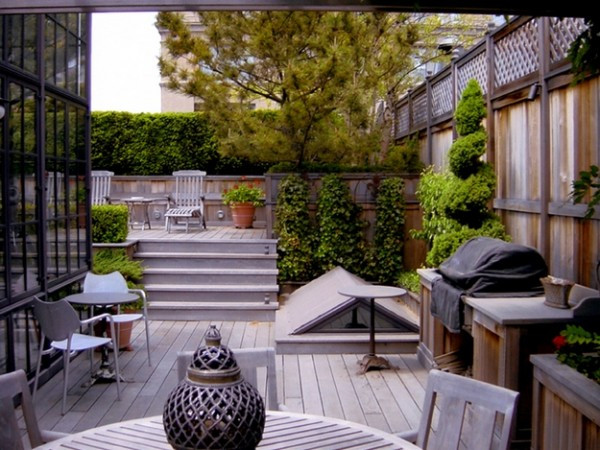 Phòng ngủ này thì đặc biệt với một chiếc gương lớn làm điểm nhấn Phòng ngủ với của sổ rộng lớn, bức tranh đầu giường thật lạ Phòng bếp mang phong cách châu Âu, tiện nghi và hiện đại, đặc biệt với không gian mở trên mái đón ánh sáng và không khí từ bên ngoài