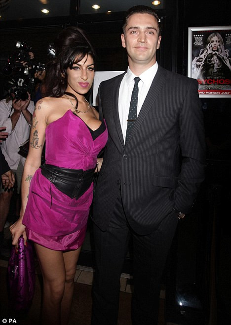 Amy và bạn trai cũ Reg Traviss. Amy và bạn trai cũ Reg Traviss