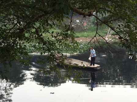 Chiếc dây mong mang được chăng ngang sông