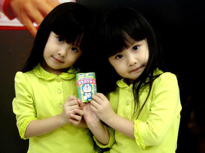 Hình ảnh hai thiên thần khi còn nhỏ.