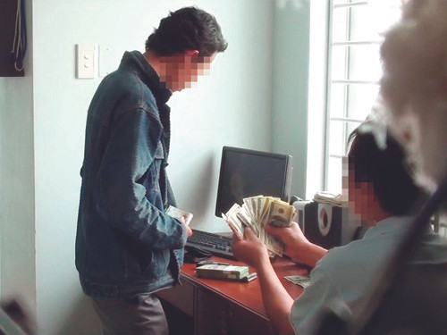 Xấp tiền mệnh giá 100 USD nhận từ nhân viên quầy thu đổi MT. (Ảnh: trích từ Video Clip) .. Xấp tiền mệnh giá 100 USD nhận từ nhân viên quầy thu đổi MT. (Ảnh: trích từ Video Clip) .