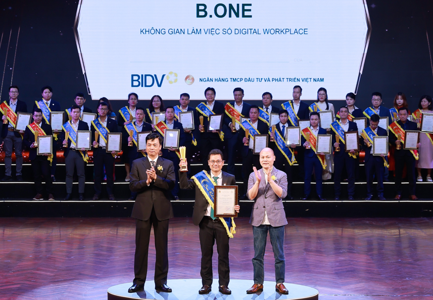 Đại diện Trung tâm Phát triển Ngân hàng số BIDV nhận giải thưởng với sản phẩm Hệ thống B.ONE - Không gian làm việc số Digital Workplace. Đại diện Trung tâm Phát triển Ngân hàng số BIDV nhận giải thưởng với sản phẩm Hệ thống B.ONE - Không gian làm việc số Digital Workplace.