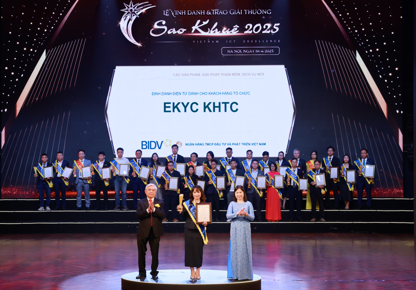 Đại diện Ban Chính sách Sản phẩm Bán buôn BIDV nhận giải thưởng với Giải pháp định danh điện tử dành cho khách hàng tổ chức. Đại diện Ban Chính sách Sản phẩm Bán buôn BIDV nhận giải thưởng với Giải pháp định danh điện tử dành cho khách hàng tổ chức.