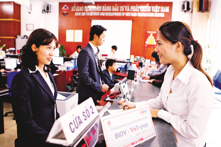 Trong tái cơ cấu, nhiều ngân hàng nhỏ sẽ về với ngân hàng lớn Ảnh: Hồng Vĩnh