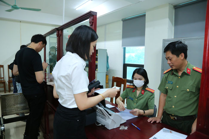 Cán bộ, chiến sĩ Phòng Quản lý xuất nhập cảnh Công an tỉnh hướng dẫn công dân làm các thủ tục. Cán bộ, chiến sĩ Phòng Quản lý xuất nhập cảnh Công an tỉnh hướng dẫn công dân làm các thủ tục.